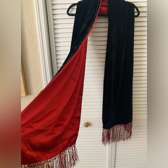 Valerie Stevens Black Velvet Red Silk Shawl/Wrap - Picture 3 of 8